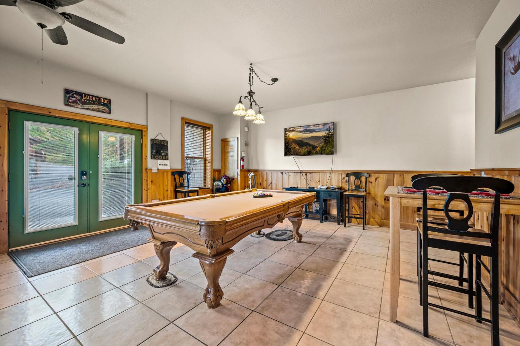 Relaxation Retreat - Pickleball Cabin - Wi-Fi, Fire Pit With Bar, Ev, Game Room, Hot Tub, Pool Access - Mins To Pf Sevierville Bagian luar foto